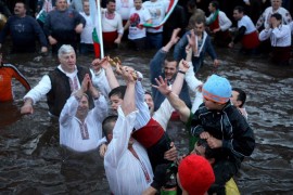 Калоферци спазиха традицията за хоро в Тунджа на Богоявление