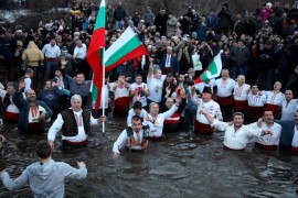 Калоферци спазиха традицията за хоро в Тунджа на Богоявление
