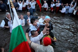 Калоферци спазиха традицията за хоро в Тунджа на Богоявление / Новини от Казанлък