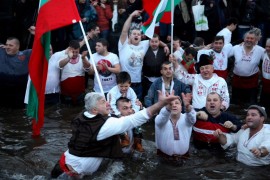 Калоферци спазиха традицията за хоро в Тунджа на Богоявление