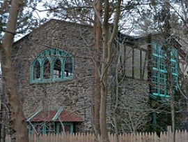 В Розова долина има театър и музей, но няма тротоари  