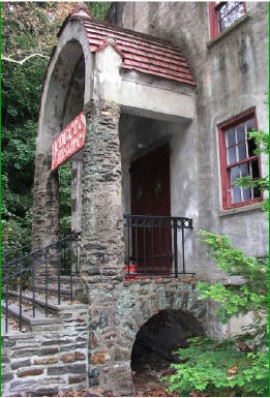 В Розова долина има театър и музей, но няма тротоари  