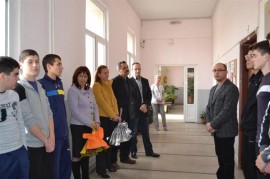 Давид Холдинг поднови компютърния кабинет в казанлъшката математическа гимназия