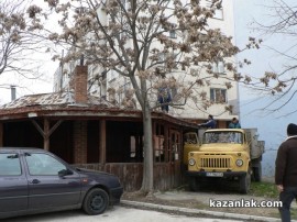 Започна събарянето на незаконна постройка до ОУ “Паисий Хилендарски“