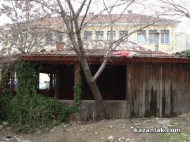 Започна събарянето на незаконна постройка до ОУ “Паисий Хилендарски“