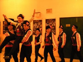 В читалище “Искра“ казанлъчани се почерпиха с вино за Трифон - Зарезан