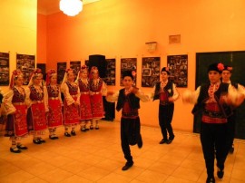 В читалище “Искра“ казанлъчани се почерпиха с вино за Трифон - Зарезан