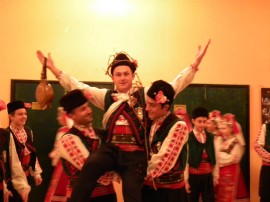 В читалище “Искра“ казанлъчани се почерпиха с вино за Трифон - Зарезан