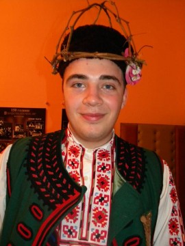 В читалище “Искра“ казанлъчани се почерпиха с вино за Трифон - Зарезан