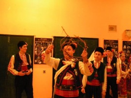 В читалище “Искра“ казанлъчани се почерпиха с вино за Трифон - Зарезан