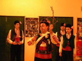 В читалище “Искра“ казанлъчани се почерпиха с вино за Трифон - Зарезан