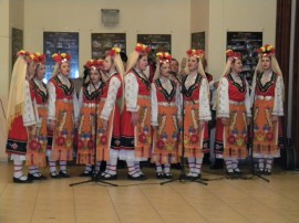 В читалище “Искра“ казанлъчани се почерпиха с вино за Трифон - Зарезан