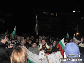 Хиляди протестираха в Казанлък, Кметът Галина Стоянова говори с протестиращите / Новини от Казанлък