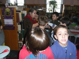 5 дни деца изработват мартеници в Библиотеката