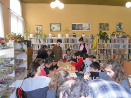 5 дни деца изработват мартеници в Библиотеката