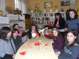 5 дни деца изработват мартеници в Библиотеката