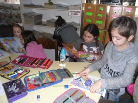 5 дни деца изработват мартеници в Библиотеката