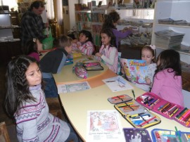 5 дни деца изработват мартеници в Библиотеката