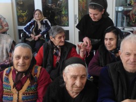 Младежите от “Взаимопомощ“ раздаваха мартеници и добро настроение