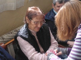 Младежите от “Взаимопомощ“ раздаваха мартеници и добро настроение