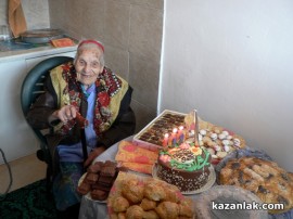 Видео: В Тулово 100 годишна баба посрещна гостите си с песен