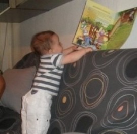 Библиотеката получи книги за деца до 6 години по проект “Вълшебната стая“ / Новини от Казанлък