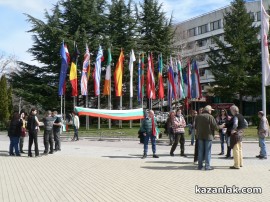 20 души излязоха на протест в центъра на Казанлък