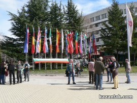 20 души излязоха на протест в центъра на Казанлък