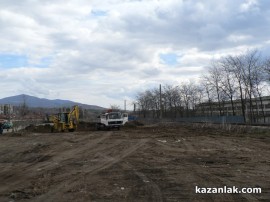 Общината почиства и заравнява района между ж.п. линията и ул. “Кенали“