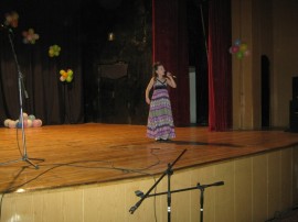 НЧ „Възродена искра – 2000” на гости в Дом за стари хора № 1 и 3 / Новини от Казанлък