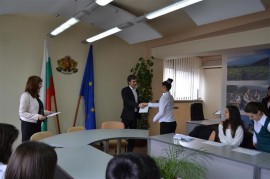 Ученици станаха мениджъри за един ден / Новини от Казанлък