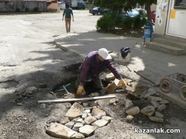 С много мерак и гаранция казанлъчанин запълва дупките в квартала