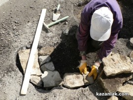С много мерак и гаранция казанлъчанин запълва дупките в квартала