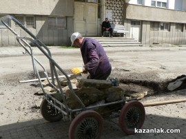 С много мерак и гаранция казанлъчанин запълва дупките в квартала