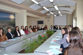 Кметът Галина Стоянова се срещна с участнички в конкурса „Царица Роза 2013“ / Новини от Казанлък