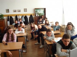 Ученици дискутираха по темата „ Наркотиците – приятел, водещ до разруха“ / Новини от Казанлък