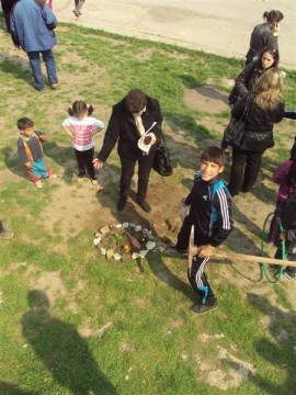 Казанлъшки ученици почистват училището си и засаждат цветя