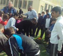 Казанлъшки ученици почистват училището си и засаждат цветя / Новини от Казанлък