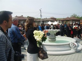 Осветиха паметника на жертвите  на „Черния Великден“ / Новини от Казанлък