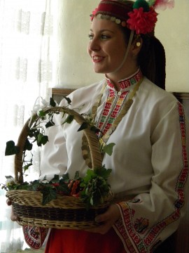 Ансамбълът за народни песни и танци „Искра” гостува в  дома за възрастни хора „Маргарита Асебо” / Новини от Казанлък