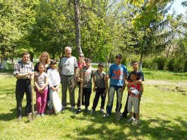 Ученици учители облагородиха парка в двора на крънското училище