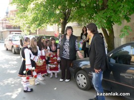 Лазарки навестиха домове и офиси в Казанлък днес