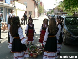 Лазарки навестиха домове и офиси в Казанлък днес