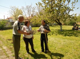 Ученици учители облагородиха парка в двора на крънското училище