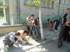 Ученици учители облагородиха парка в двора на крънското училище