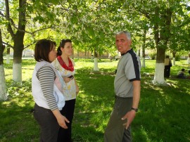 Ученици учители облагородиха парка в двора на крънското училище