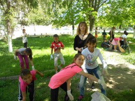 Ученици учители облагородиха парка в двора на крънското училище / Новини от Казанлък