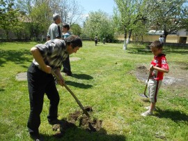 Ученици учители облагородиха парка в двора на крънското училище