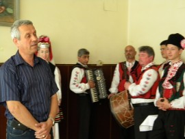 Ансамбълът за народни песни и танци „Искра” гостува в  дома за възрастни хора „Маргарита Асебо”