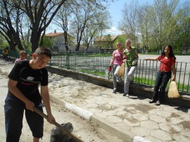 Ученици учители облагородиха парка в двора на крънското училище